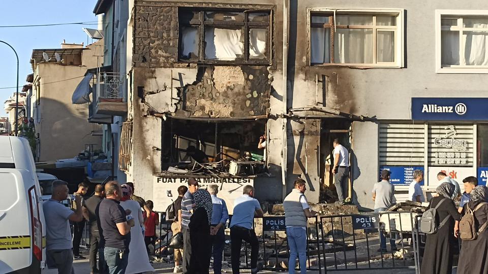 KÜTAHYA'DA TÜP BAYİSİNDEKİ PATLAMADA YARALANAN 7 KİŞİNİN TEDAVİLERİ SÜRÜYOR