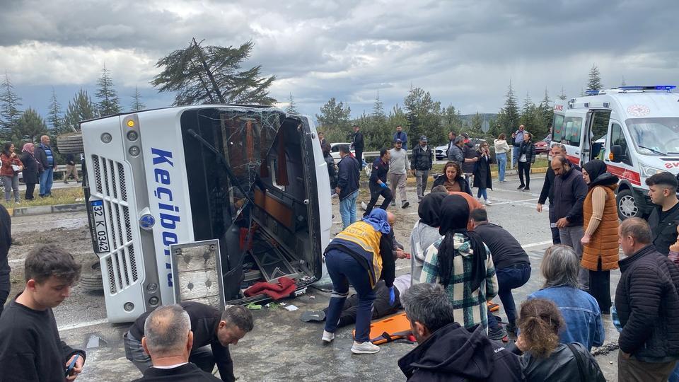 ISPARTA'DA KONTROLDEN ÇIKAN YOLCU MİDİBÜSÜ DEVRİLDİ: 15 YARALI ISPARTA VALİSİ ABDULLAH ERİN: "KAZADA TOPLAM 15 VATANDAŞIMIZ YARALANDI, ANCAK HAYATİ TEHLİKELERİ BULUNMUYOR" "KAZANIN MEYDANA GELDİĞİ BÖLGEDE DAHA ÖNCE DE BENZER OLAYLAR YAŞANDIĞINI BİLİYORUZ, BU NEDENLE GEREKLİ ÖNLEMLERİALACAĞIZ"