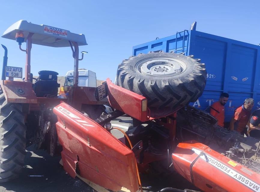 Traktör tırla çarpıştı: 1 ölü