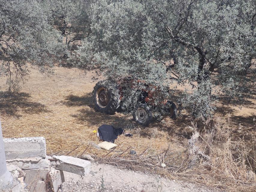 DEVRİLEN TRAKTÖRÜN ALTINDA KALAN SÜRÜCÜ HAYATINI KAYBETTİ