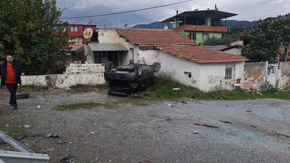 SÖKE'DE OTOMOBİL TAKLA ATTI: 1 YARALI