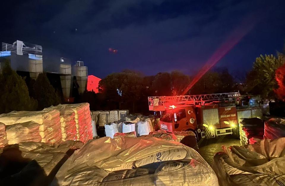 Fabrikada yangın: 16 kişi dumandan etkilendi