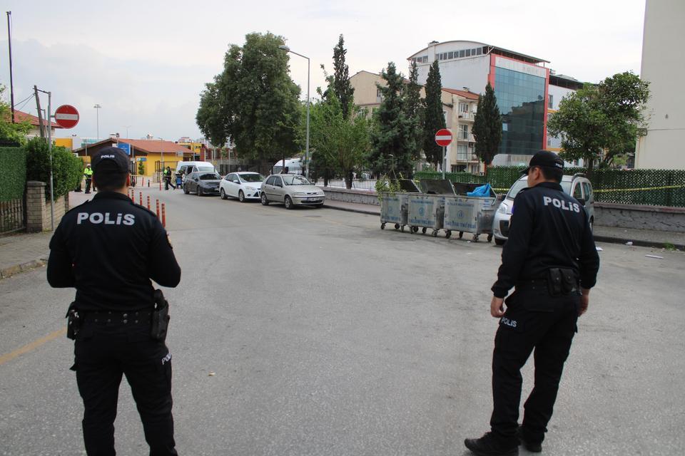 OKUL ÖNÜNDE ŞÜPHELİ ÇANTA PANİĞİ: OKUL BAHÇESİ BOŞALTILDI