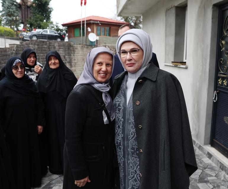 CUMHURBAŞKANI ERDOĞAN, RİZE'DE KOMŞULARIYLA BAYRAMLAŞTI