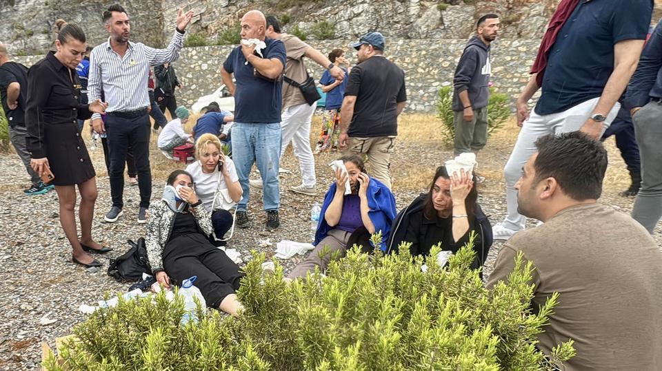 Minibüsle otomobil çarpıştı, 15 kişi yaralandı