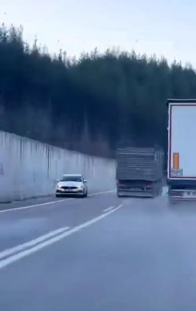 Kamyonun sollama manevrası kazaya neden oluyordu