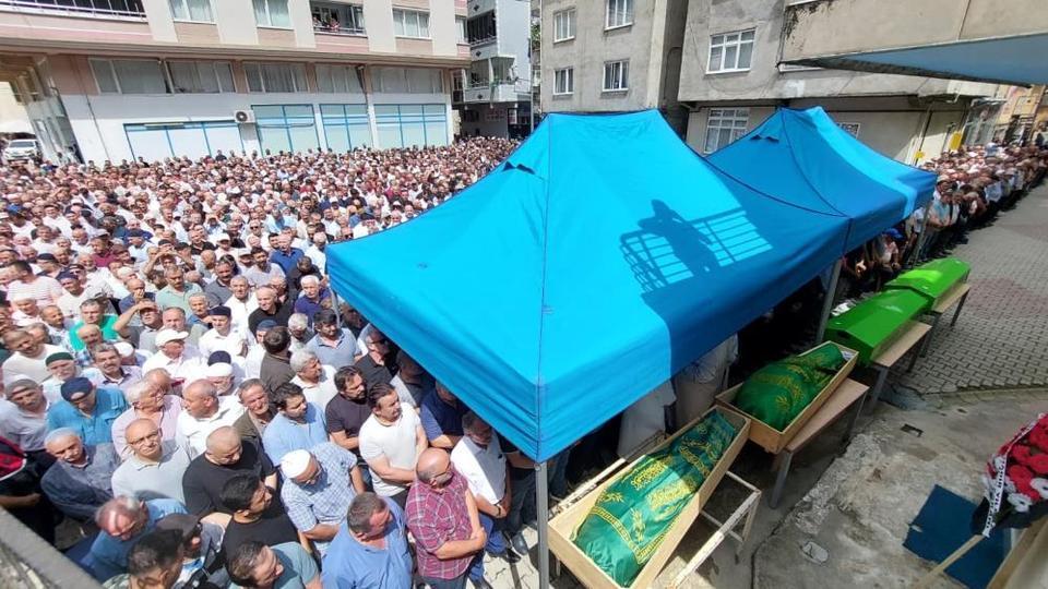 Kazada hayatını kaybeden 4 kişiye son görev