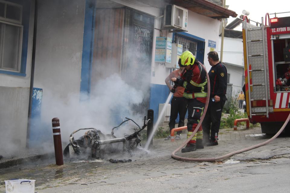 TAMİR SIRASINDA YANAN ELEKTRİKLİ MOTOSİKLET KÜLE DÖNDÜ