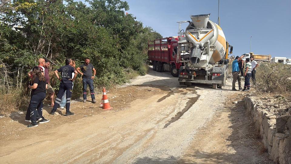 Beton mikseri ile kamyonetin arasında kalan sürücü kurtarılamadı