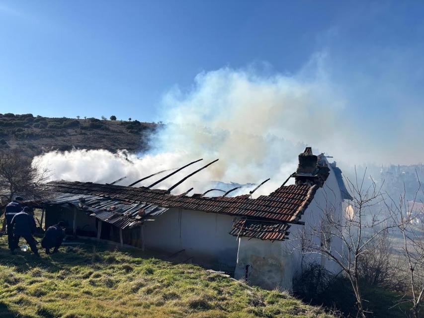 Evde çıkan yangın korkuttu: 1 ölü, 1 yaralı