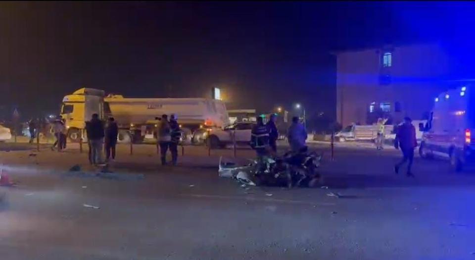 Tırla çarpışan Tofaş ikiye bölündü