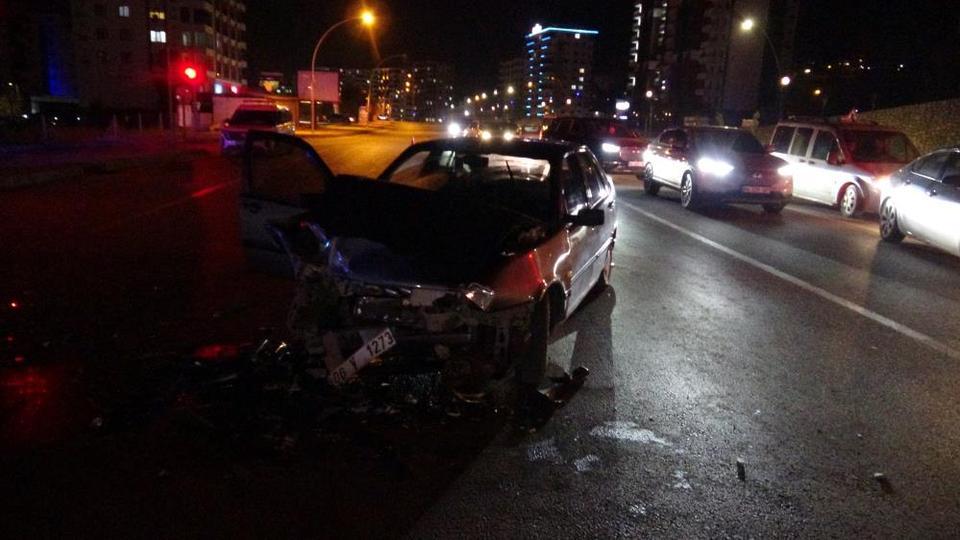 Tır ile otomobil çarpıştı: 3 yaralı