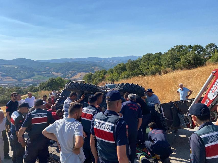 Köy yolunda traktör kazası