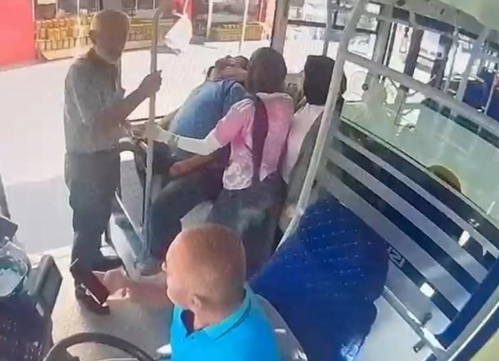 Fenalaşan yolcuya otobüste müdahale