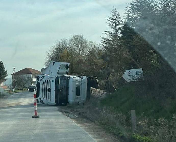 Kontrolden çıkan tır devrildi