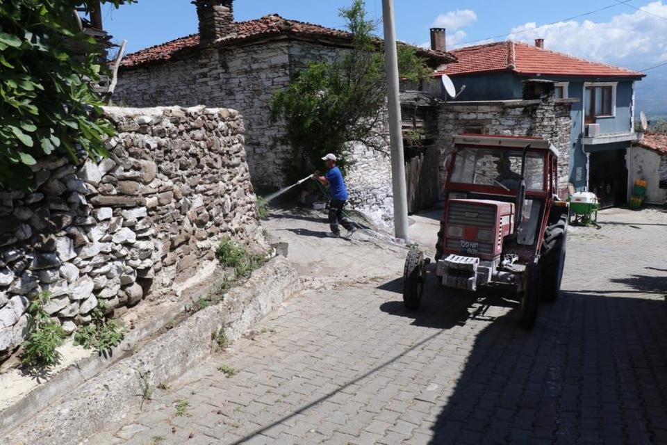 Bozdoğan’da haşereye karşı kireçleme çalışmaları sürüyor