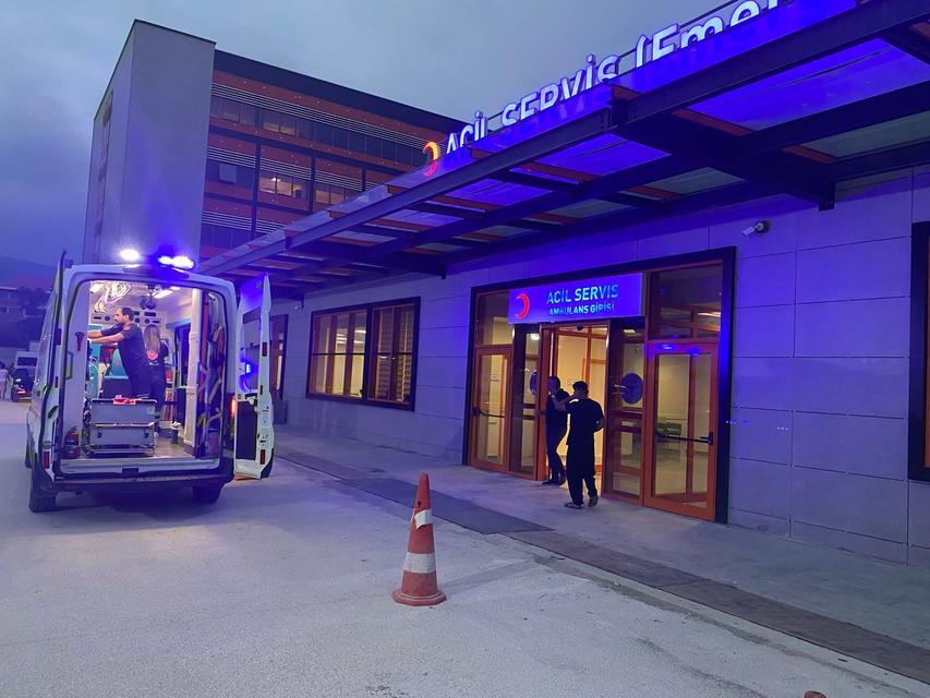 İnek sağarken elektrik akımına kapıldılar