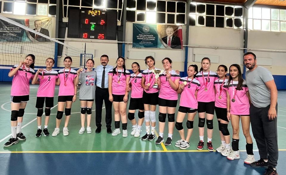 Çine’de gençlik coşkusu: Voleybol ve atletizm heyecanı nefes kesti