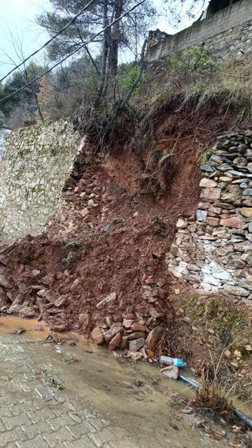Aydın'da yoğun yağış sonrası istinat duvarı çöktü