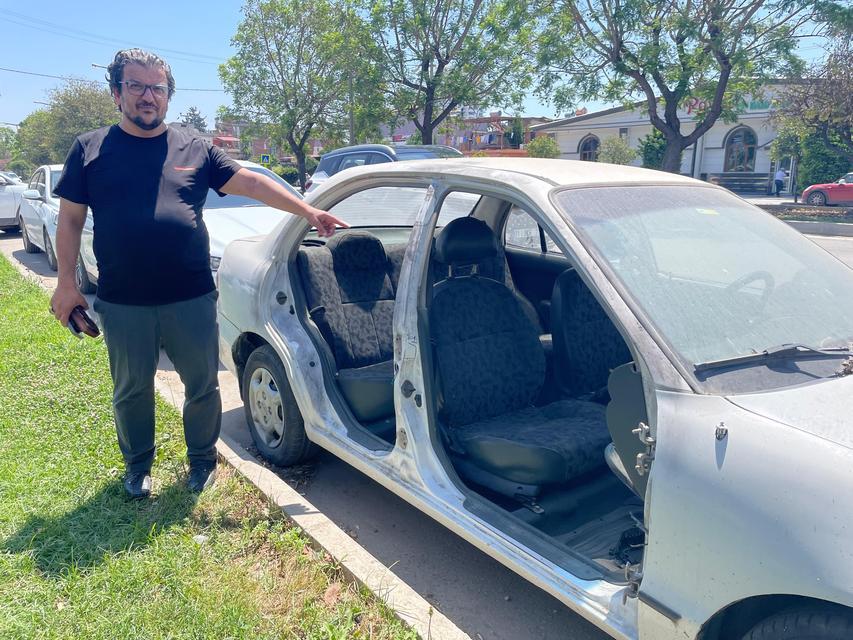 ADANA'DA GAZETECİNİN OTOMOBİLİNİN KAPILARI ÇALINDI: O ANLAR KAMERADA