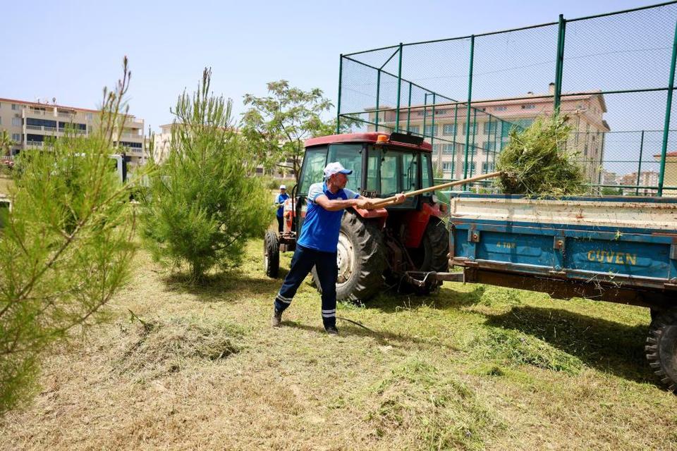Didim Belediyesi’nden okullarda ot biçme ve çevre düzenleme çalışması