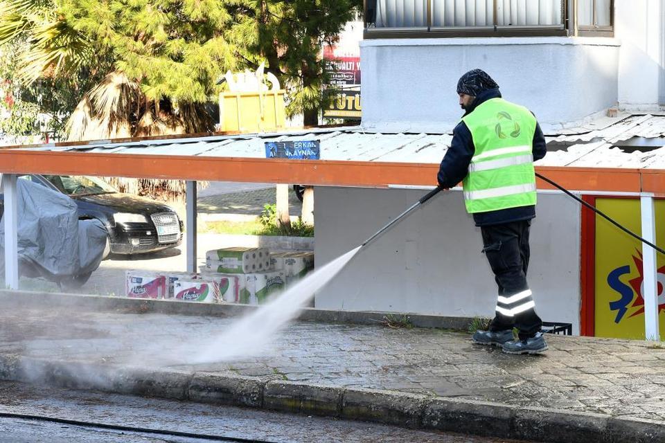 Kuşadası Belediyesi'nden detaylı temizlik çalışması