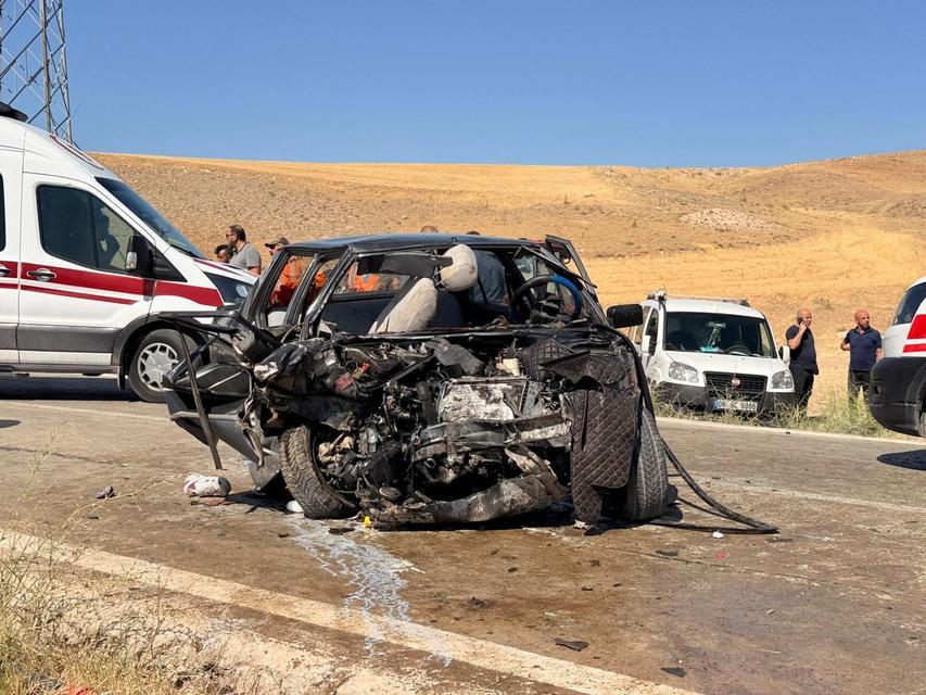ANKARA'DA İKİ ARAÇ KAFA KAFAYA ÇARPIŞTI: 1 ÖLÜ, 4 YARALI