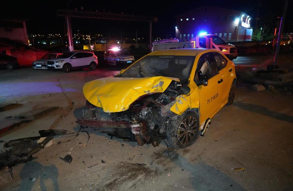 Ticari taksi ile otomobil kafa kafaya çarpıştı: 3 yaralı