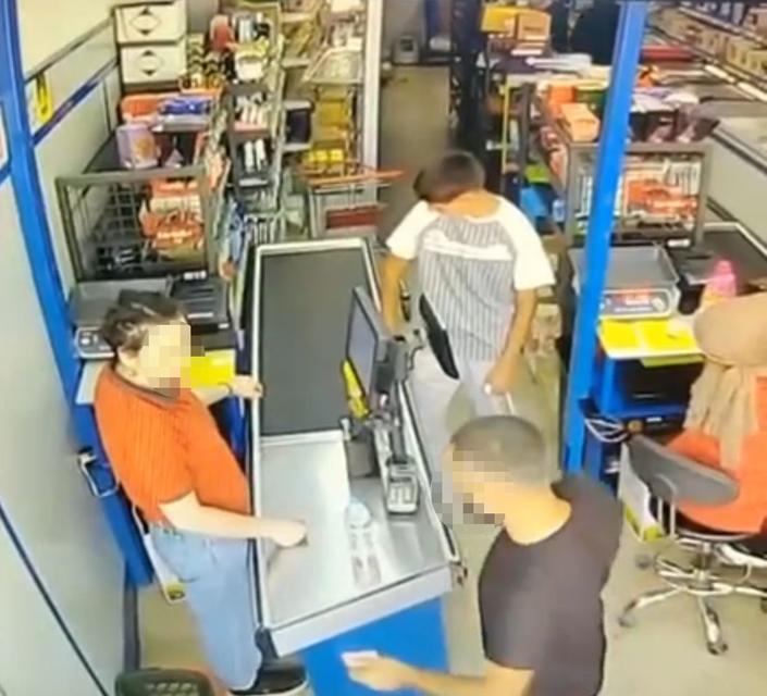 Kadın kasiyere yumruklu saldırı