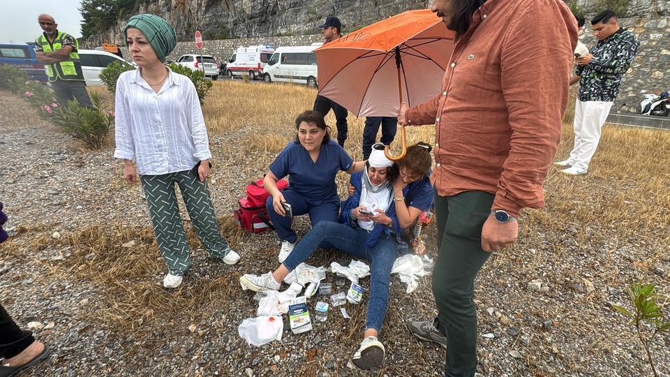 BODRUM'DA CAN PAZARI: MİNİBÜSLE OTOMOBİL ÇARPIŞTI, 15 KİŞİ YARALANDI