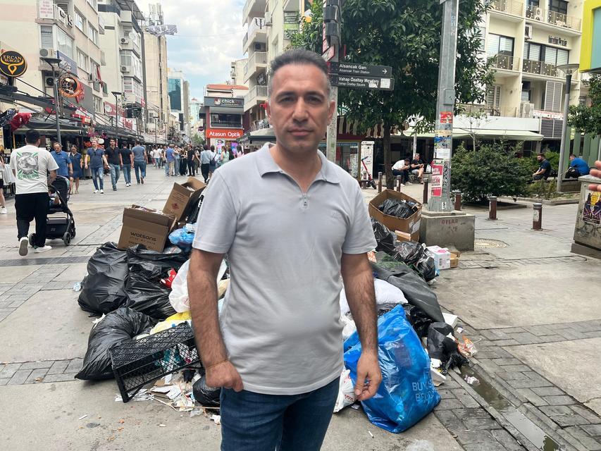 İZMİR BÜYÜKŞEHİR BELEDİYESİ'NDEKİ GREV NEDENİYLE ÇÖPLER SOKAKLARA TAŞTI