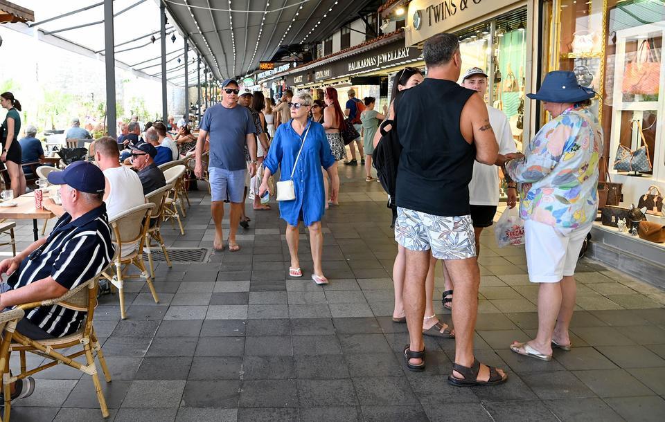 KUŞADASI'NA ÜÇ GEMİYLE TOPLAM 9 BİN 600 TURİST GELDİ