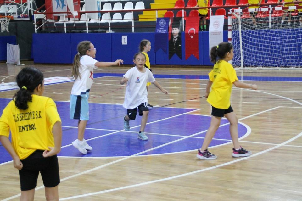 MİNİK ELLER HENTBOL ŞENLİĞİNDE ÖDÜLLER SAHİPLERİNİ BULDU