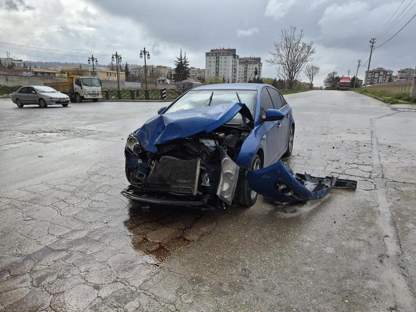 Aydın plakalı otomobil çöp kamyonuna çarptı