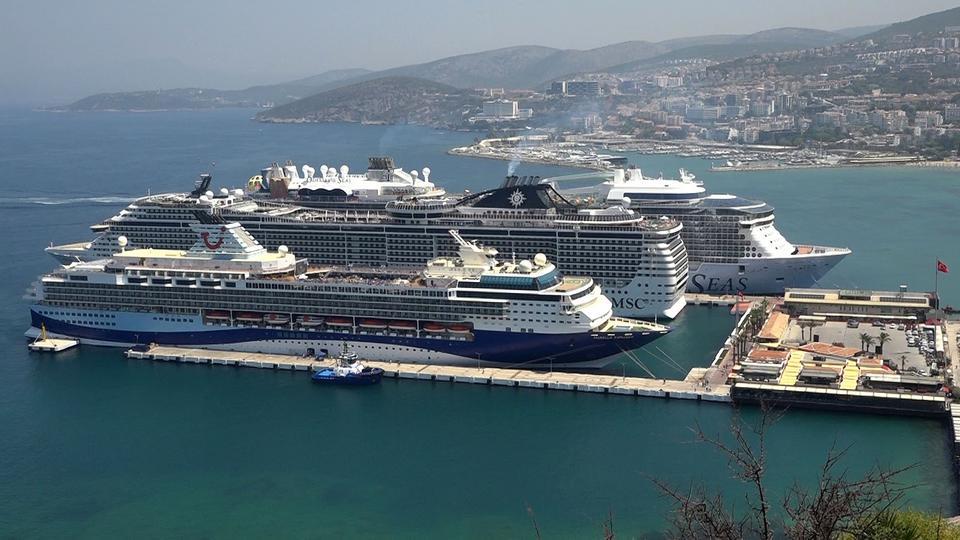 KUŞADASI'NA ÜÇ GEMİYLE TOPLAM 9 BİN 600 TURİST GELDİ