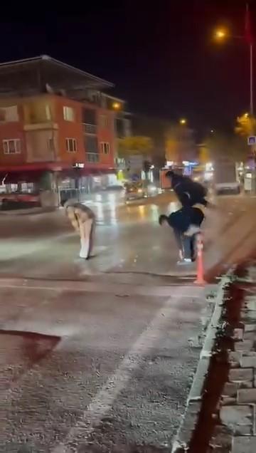 Yaya geçidinden karşıya birdirbir oynayarak geçtiler