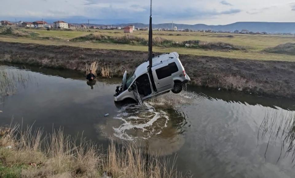 SU DOLU KANALA GÖMÜLMÜŞ ARAÇ EKİPLERİ ALARMA GEÇİRDİ