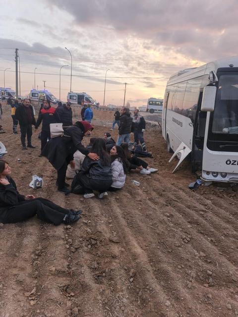 Kamyonet ile midibüs çarpıştı: 17 yaralı