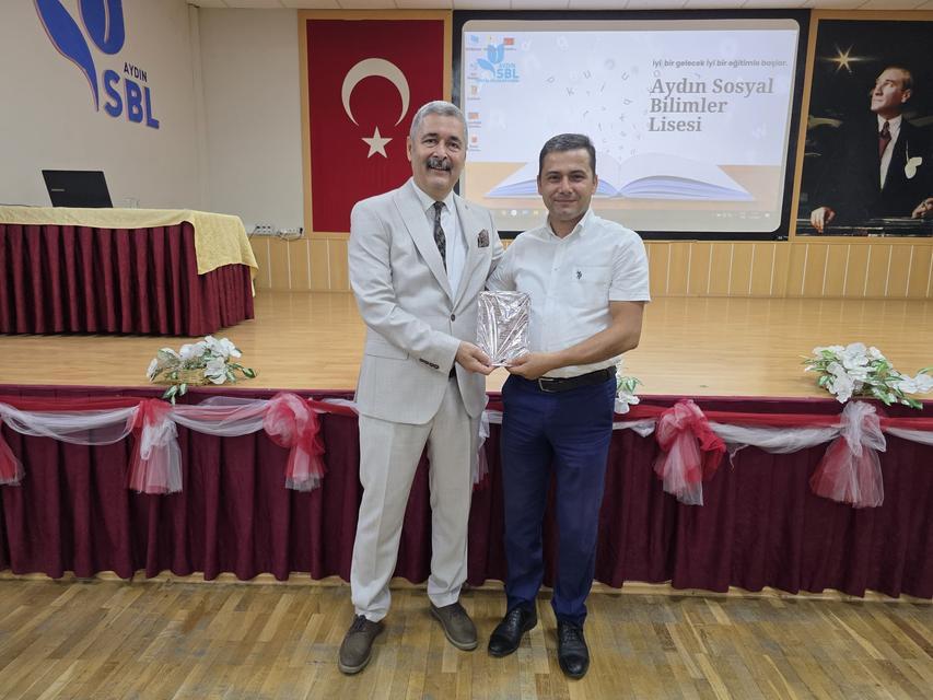 Efeler'de yöneticilere Atatürk'ün mirası emanet edildi