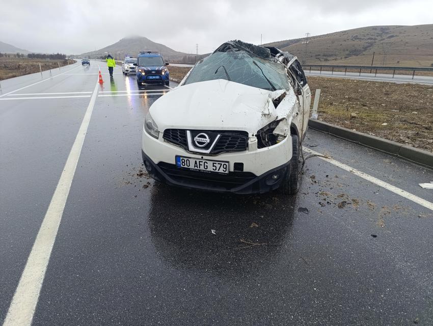 Takla atan otomobilde 3 kişi yaralandı