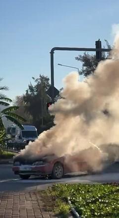 Seyir halindeki otomobil alev aldı