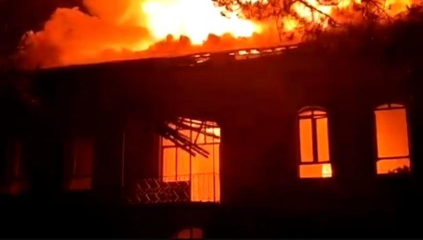 DENİZLİ'DE CUMHURİYET'İN İLK YILLARINDAN KALMA İLKOKUL KÜL OLDU