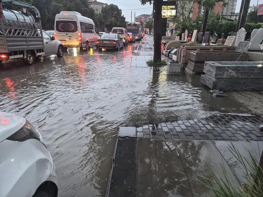 Sokaklar göle döndü