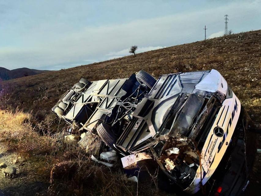 Yolcu otobüsü devrildi: 2 ölü, çok sayıda yaralı