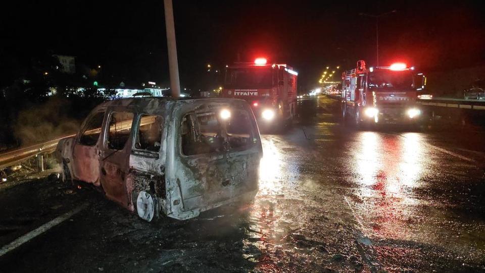 Seyir halindeyken yanan tır ortalığı savaş alanına çevirdi: 1 yaralı