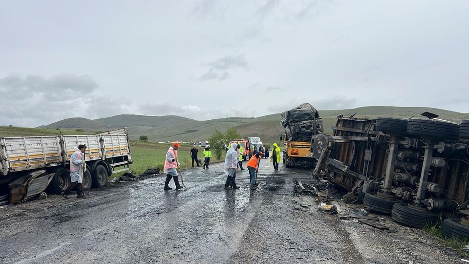 ÇARPIŞAN TIRLAR ALEV ALEV YANDI, SÜRÜCÜLER YARALANDI