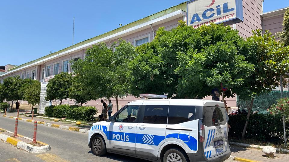 EŞİNİN KAVGASINI AYIRMAK İSTERKEN BACAĞINDAN YARALANDI
