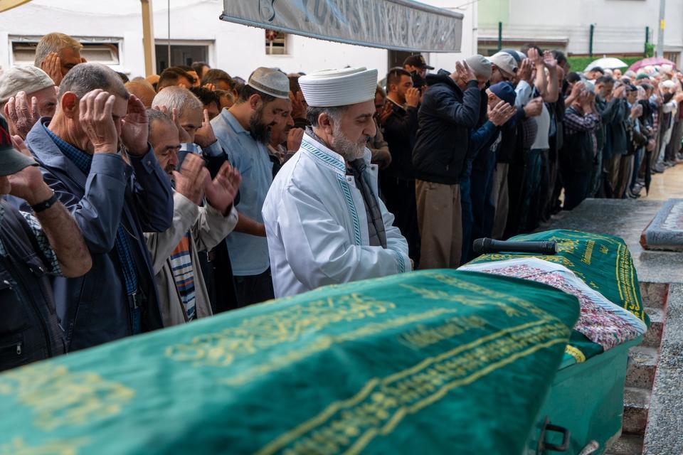 ANNE, BABA VE OĞULLARINA YÜREK BURKAN VEDA ANNE, BABA VE 6 YAŞINDAKİ OĞULLARI KAZADA ÖLDÜ, 4 YAŞINDAKİ KIZLARI TEDAVİ ALTINDA FECİ KAZADA HAYATINI KAYBEDEN 5 KİŞİ SON YOLCULUĞUNA UĞURLANDI
