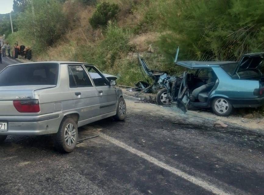 Aydın'da otomobiller kafa kafaya çarpıştılar: 3 yaralı