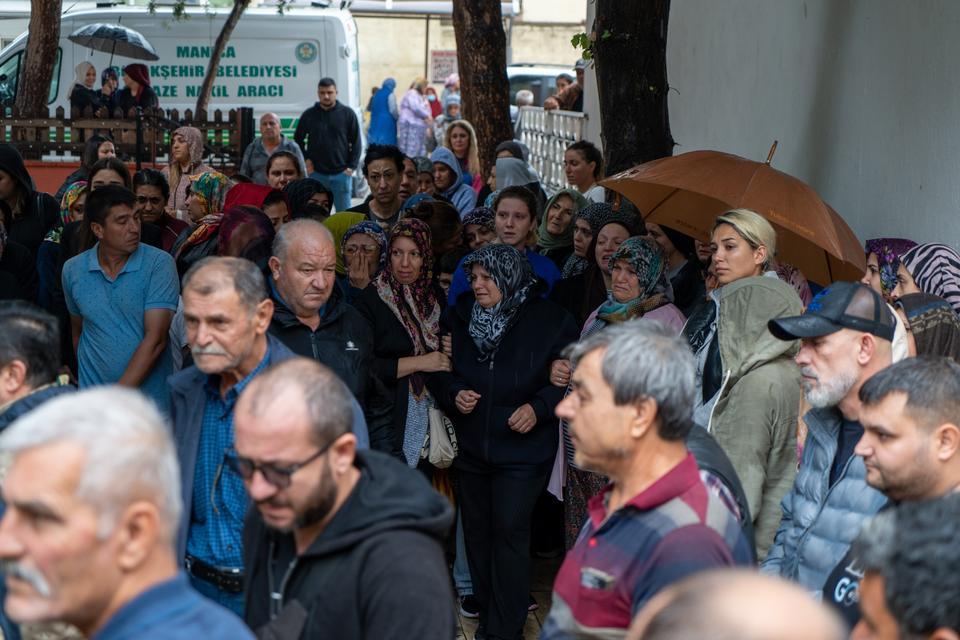 ANNE, BABA VE OĞULLARINA YÜREK BURKAN VEDA ANNE, BABA VE 6 YAŞINDAKİ OĞULLARI KAZADA ÖLDÜ, 4 YAŞINDAKİ KIZLARI TEDAVİ ALTINDA FECİ KAZADA HAYATINI KAYBEDEN 5 KİŞİ SON YOLCULUĞUNA UĞURLANDI